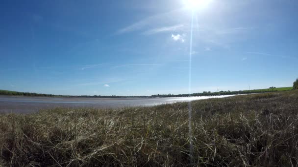 Vista para o rio Wyre, Stanah. Wyre Estuary Country Park, maio de 2017 — Vídeo de Stock