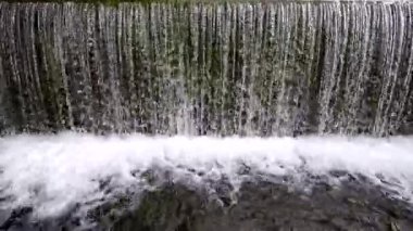 Köpük ile temiz şelale