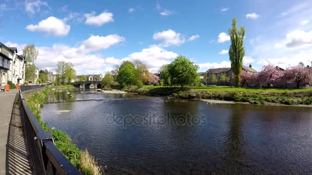 Uitzicht op Kendal en rivier Kent — Stockvideo