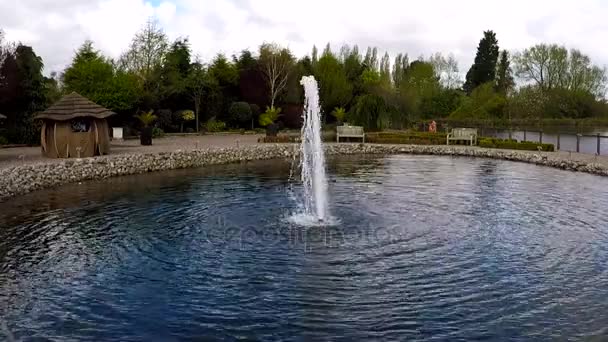 Brunnen im bents garden center, england, uk — Stockvideo