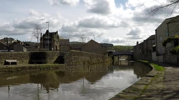 Weergave van Skipton en de Leeds and Liverpool Canal, Groot-Brittannië, Engeland — Stockvideo