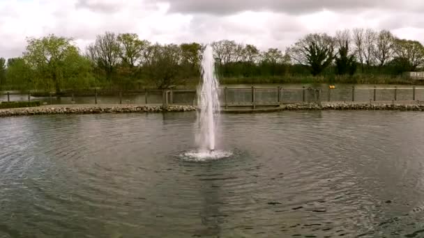 Фонтан в садовом центре наклонностями, Англия, Великобритания — стоковое видео