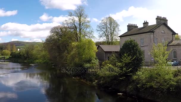 Uitzicht op Kendal en rivier Kent — Stockvideo