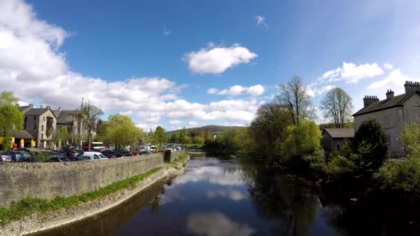 Blick auf kendal und river kent — Stockvideo