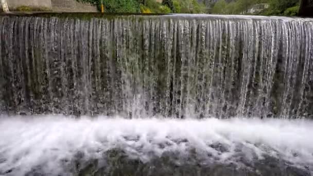 Cascadă în Cheddar Gorge, Anglia, Marea Britanie — Videoclip de stoc