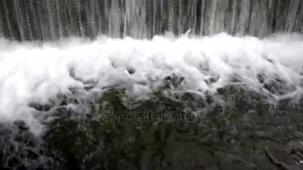 Ampia cascata con schiuma — Video Stock