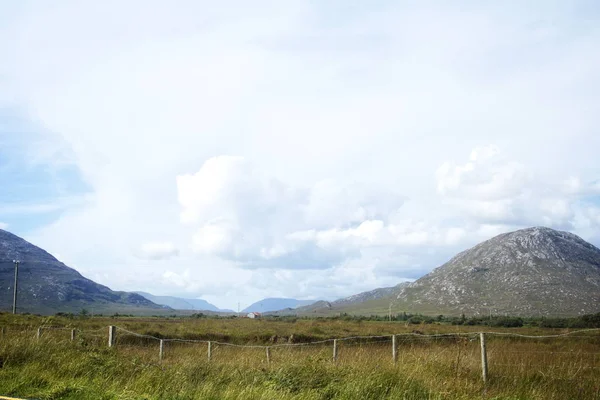 Uma Paisagem Com Montanhas Barracão — Fotografia de Stock