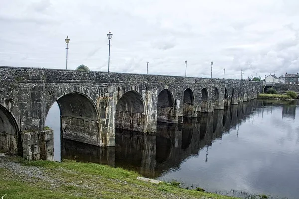 Eine Schlicht Anmutende Steinbrücke Mit Vielen Bögen — Stockfoto