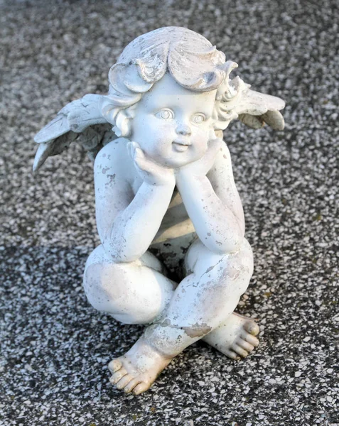 可爱的小天使雕像 装饰雕像在意大利公墓 — 图库照片