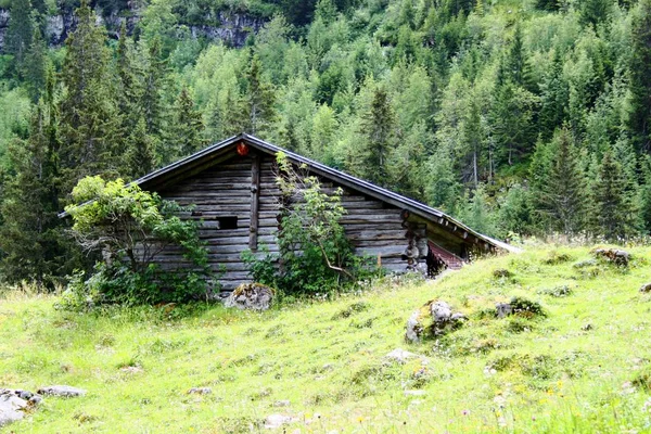 Dağlarda ahşap bir ev