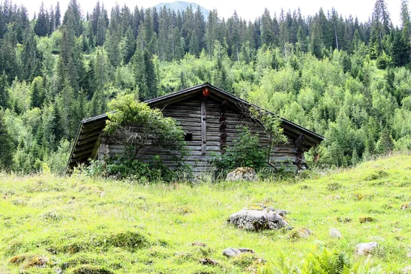 Houten huis in de bergen — Stockfoto