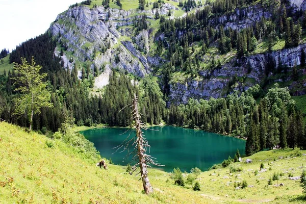 Lago en las montañas suizas — Foto de Stock