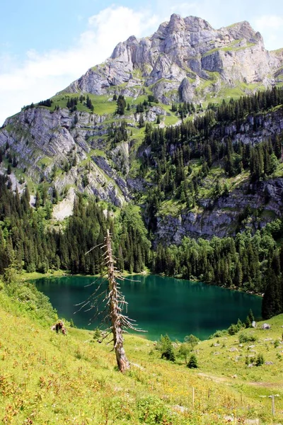 Göl İsviçre dağlarında — Stok fotoğraf