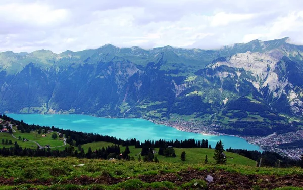 Jezioro w górach Szwajcarskiej — Zdjęcie stockowe