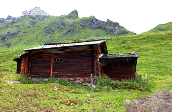 Holzhaus in den Bergen — Stockfoto