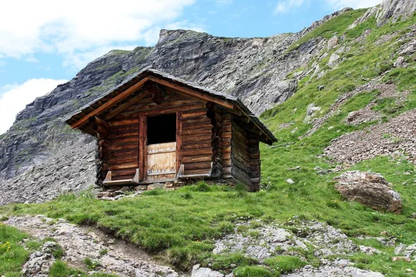 Kleine houten hut in de bergen — Stockfoto