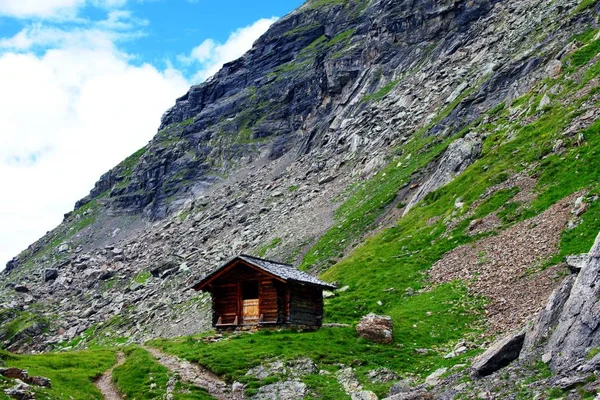 Kleine houten hut in de bergen — Stockfoto