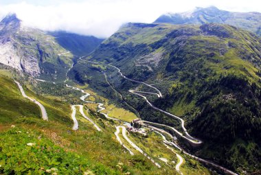 Serpantinli Grimsel geçişte