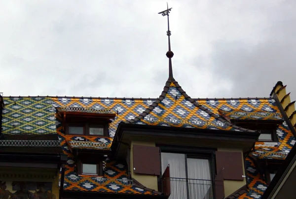 Telhado decorado colorido da casa — Fotografia de Stock