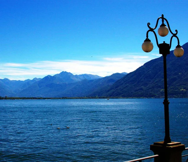 Pohled na jezero maggiore — Stock fotografie