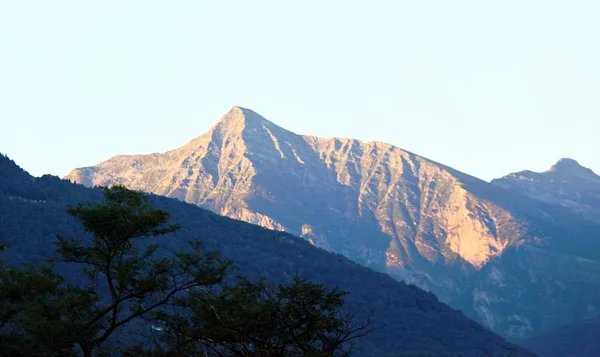 Mountain Peak in de zonsondergang — Stockfoto