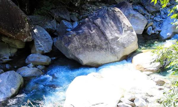 Pierres dans le ruisseau de montagne clair au Tessin — Photo