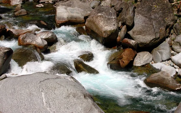 Dzikiego górskiego strumienia w Ticino — Zdjęcie stockowe