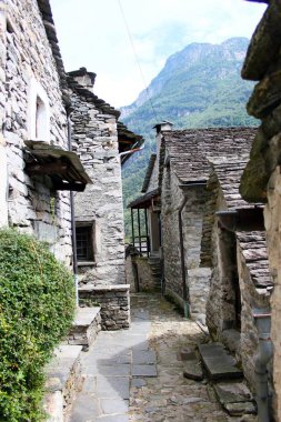 Ticino dağ köyünde taş evler