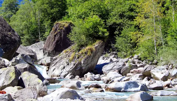 Dzikiego górskiego strumienia w Ticino — Zdjęcie stockowe