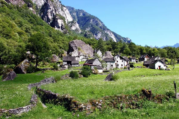 Stenhus i byn Ticino berg — Stockfoto