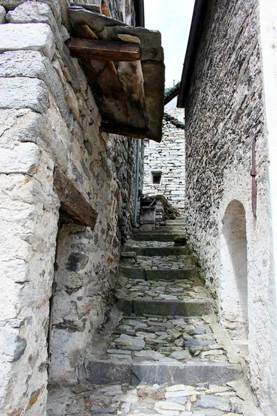 Stenhus i byn Ticino berg — Stockfoto