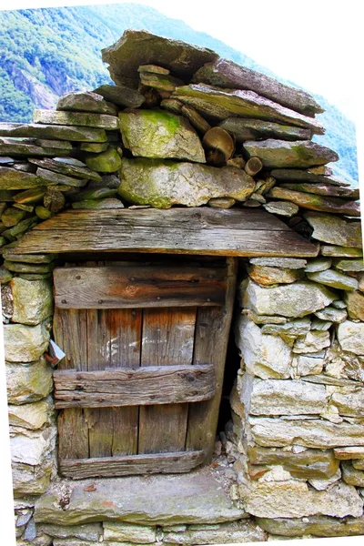 Maisons en pierre dans le village de montagne du Tessin — Photo