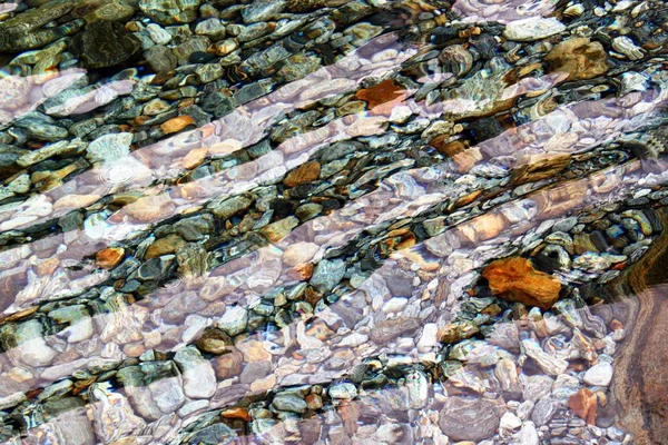 Piedras en el claro arroyo de montaña en Ticino — Foto de Stock