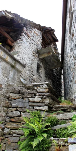 Casas de piedra en el pueblo de montaña de Ticino —  Fotos de Stock