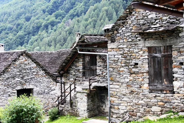 Casas de piedra en el pueblo de montaña de Ticino —  Fotos de Stock