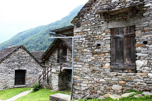 Casas de piedra en el pueblo de montaña de Ticino —  Fotos de Stock