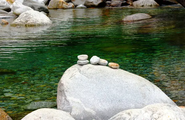 Piedras en el claro arroyo de montaña en Ticino — Foto de Stock