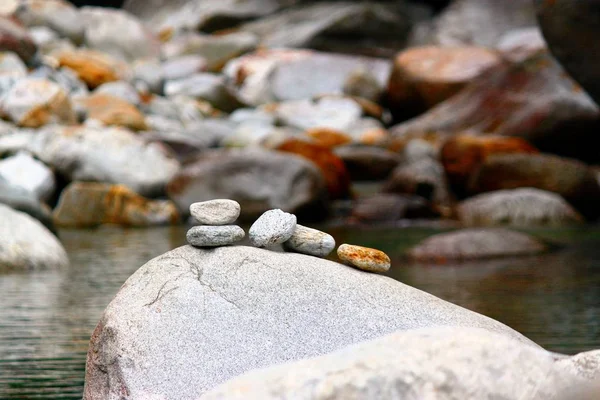 Piedras en el claro arroyo de montaña en Ticino —  Fotos de Stock