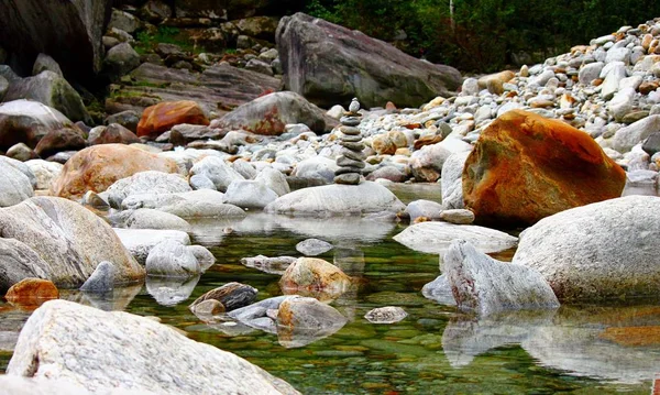 提契诺清澈的山溪中的石头 — 图库照片