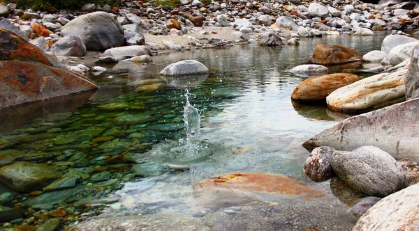 Pierres dans le ruisseau de montagne clair au Tessin — Photo