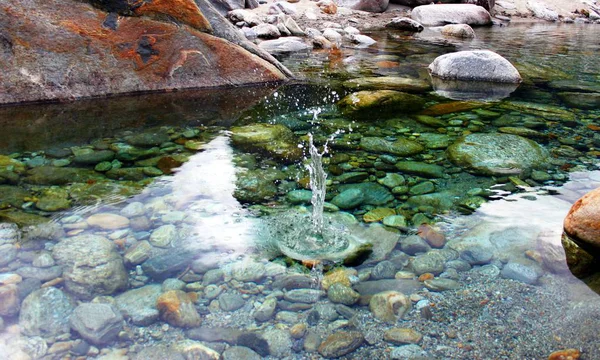 Kamienie w czystym górskim strumieniu w Ticino — Zdjęcie stockowe