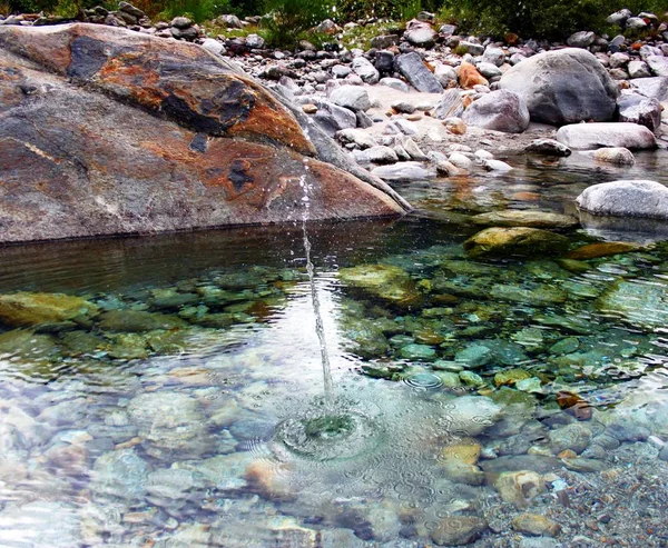 Pietre nel limpido torrente montano ticinese — Foto Stock