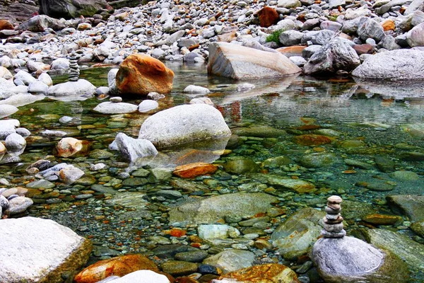 Fiume selvaggio di montagna in Ticino — Foto Stock