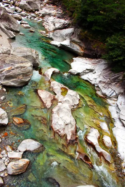 Fluxo de montanha selvagem em Ticino — Fotografia de Stock