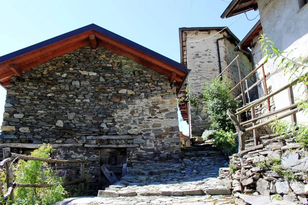 Stenen huizen in het bergdorpje Ticino — Stockfoto