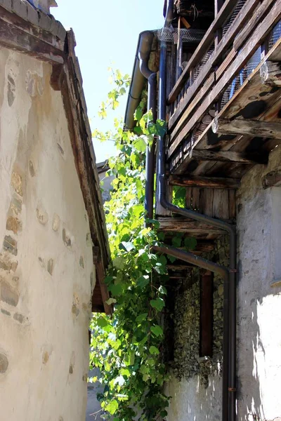 Stenen huizen in het bergdorpje Ticino — Stockfoto