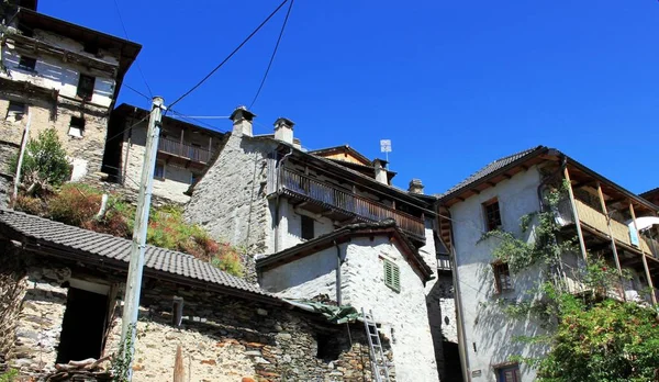 Stenen huizen in het bergdorpje Ticino — Stockfoto