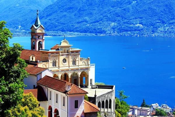 Madonna del Sasso sobre el lago Maggiore — Foto de Stock