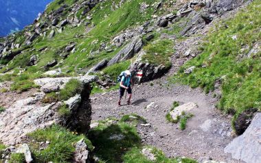 Dağlarda yürüyüş.