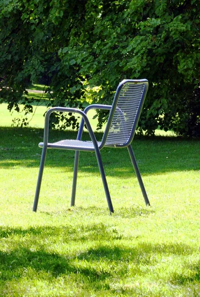 Καρέκλα σε καλοκαιρινό κήπο — Φωτογραφία Αρχείου